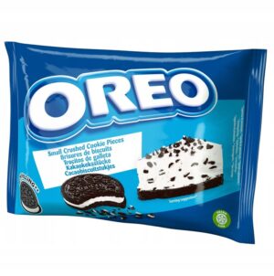 Kruszone ciastka Oreo Crumbs 400 g Kruszone ciastka Oreo Crumbs 400 g. Oreo Crumbs to oryginalne ciastka kanapkowe Oreo w kruszonej postaci, gotowe do nakładania jako posypka do lodów, gofrów, ciast, jogurtów i mlecznych koktajli. Granulacja od 1 do 8 mm. Pakowanie 400 g. Wewnątrz 29 procent waniliowego nadzienia, charakterystyczny kruchy i czekoladowy smak Oreo. Produkt wegetariański. Olej palmowy z certyfikowanych źródeł RSPO (mass balance).