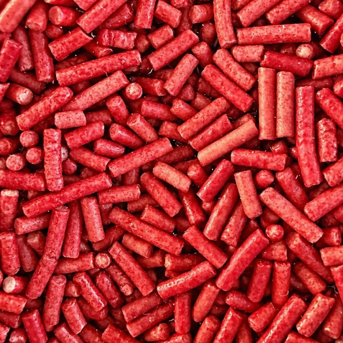 Posypka cukrowa czerwona Posypka cukrowa czerwona. Chrupiące pałeczki cukrowej posypki w intensywnej czerwieni. Dodają deserom wyrazistego, mocnego akcentu kolorystycznego. Sypka, łatwa w dozowaniu, świetnie widoczna na każdej polewie. Skład: cukier, tłuszcz palmowy, glukoza, barwniki, substancje glazurujące. Produkt może zawierać mleko, jaja, soję.