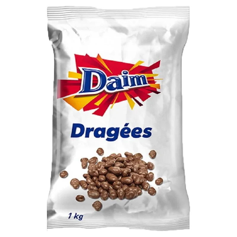 Posypka Daim Brisures 1 kg. Daim Brisures to kruszone kawałki czekolady mlecznej 42 procent wypełnione chrupiącym karmelem z drobnymi migdałami 2,7 procent. Charakterystyczny słodki, karmelowy smak z wyraźnym chrupem. Pakowanie 1 kg w worku termo szczelnym w kartonie. Produkt szwedzki, producent Mondelez France. Idealny topping markowy do lodów, deserów i jogurtów.