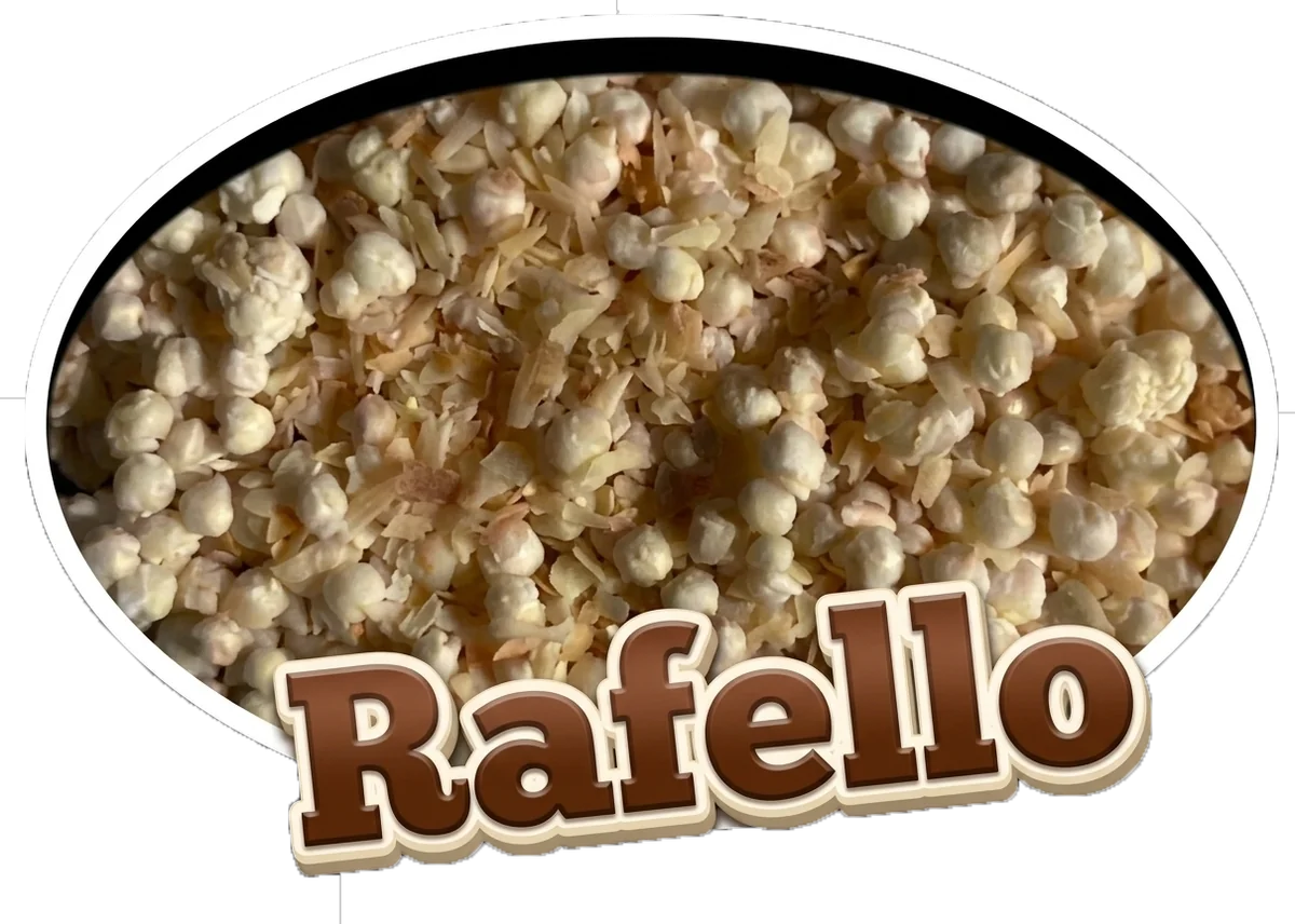 Posypka Rafaello Topping 500 g. Rafaello Topping w pakowaniu 500 g. Kuliste, chrupiące elementy zbożowe pokryte polewą z białej czekolady 52 procent, z wiórkami kokosa 13 procent, mąką kokosową 29 procent i kawałkami blanszowanych migdałów 19 procent. Charakterystyczny słodki, kokosowo migdałowy smak. Idealny jako posypka do lodów, deserów, ciast i wypieków. Produkt wegetariański. Kod produktu CZ3006184.